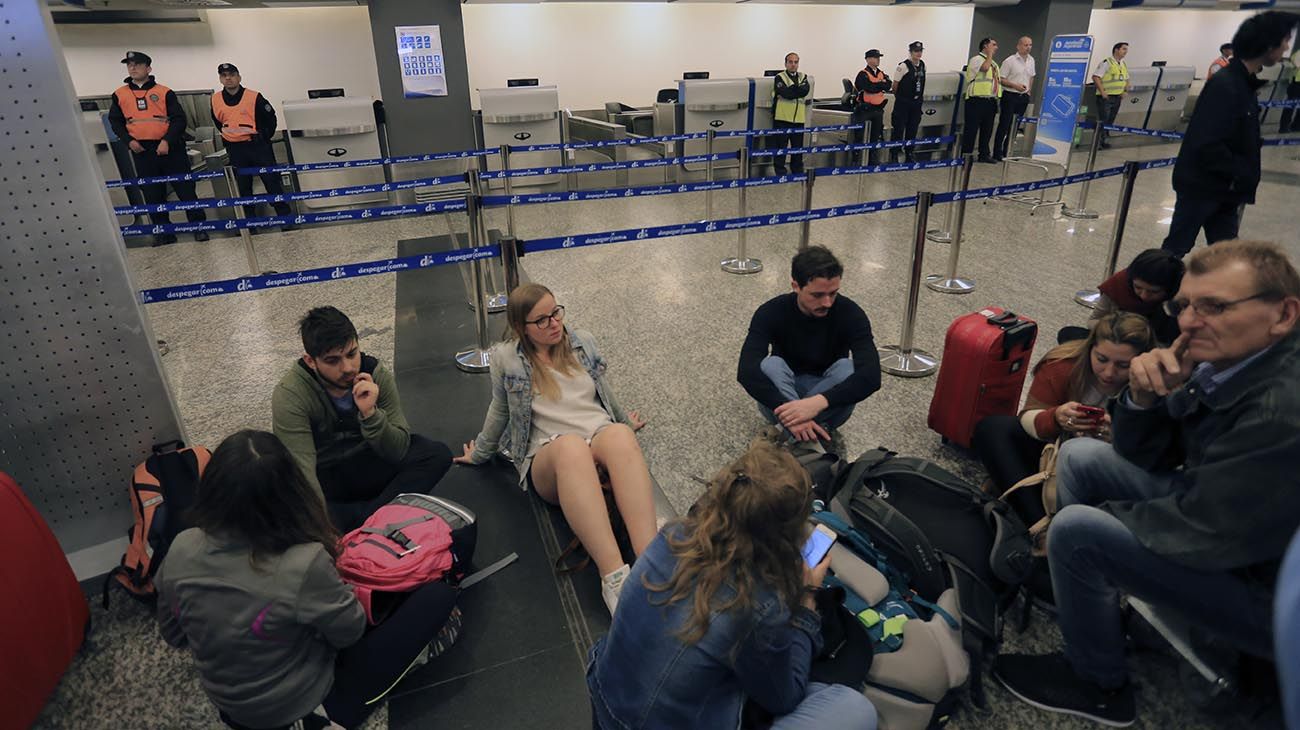 Miles de pasajeros quedaron varados por la cancelación de vuelos en Ezeiza y Aeroparque.