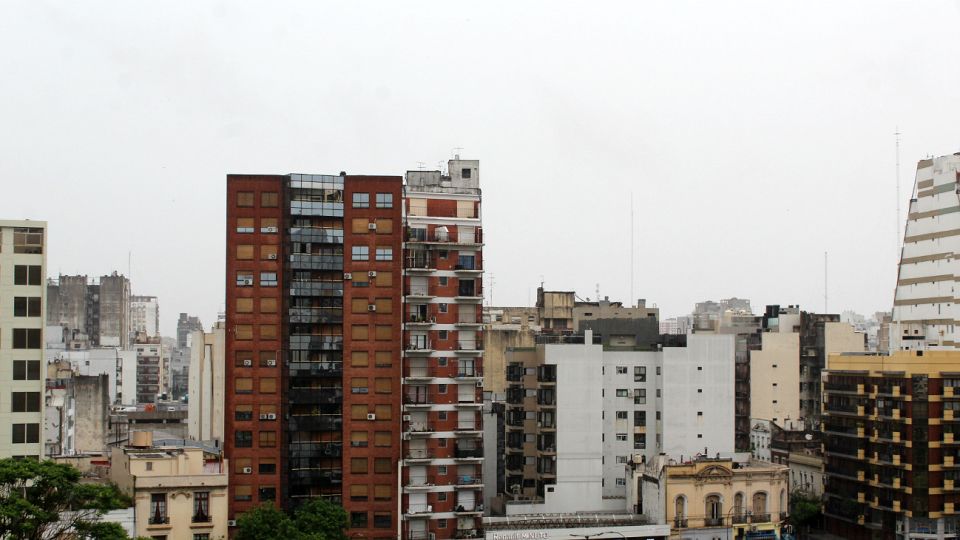 El cielo porteño de este domingo temprano, algo más "amigable" que ayer.
