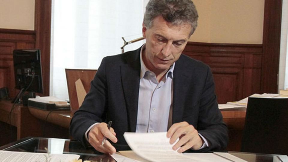 Mauricio Macri firmó el decreto que avala la cadena nacional.