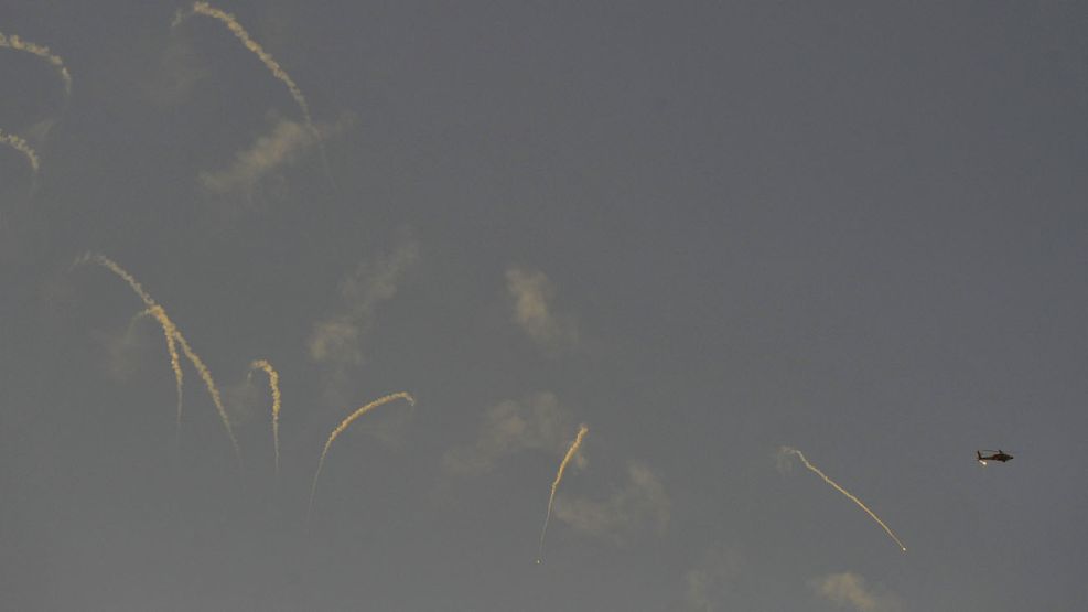Militantes palestinos en Gaza dispararon más de 100 misiles hacia Israel, lo que motivó ataques aéreos de represalia