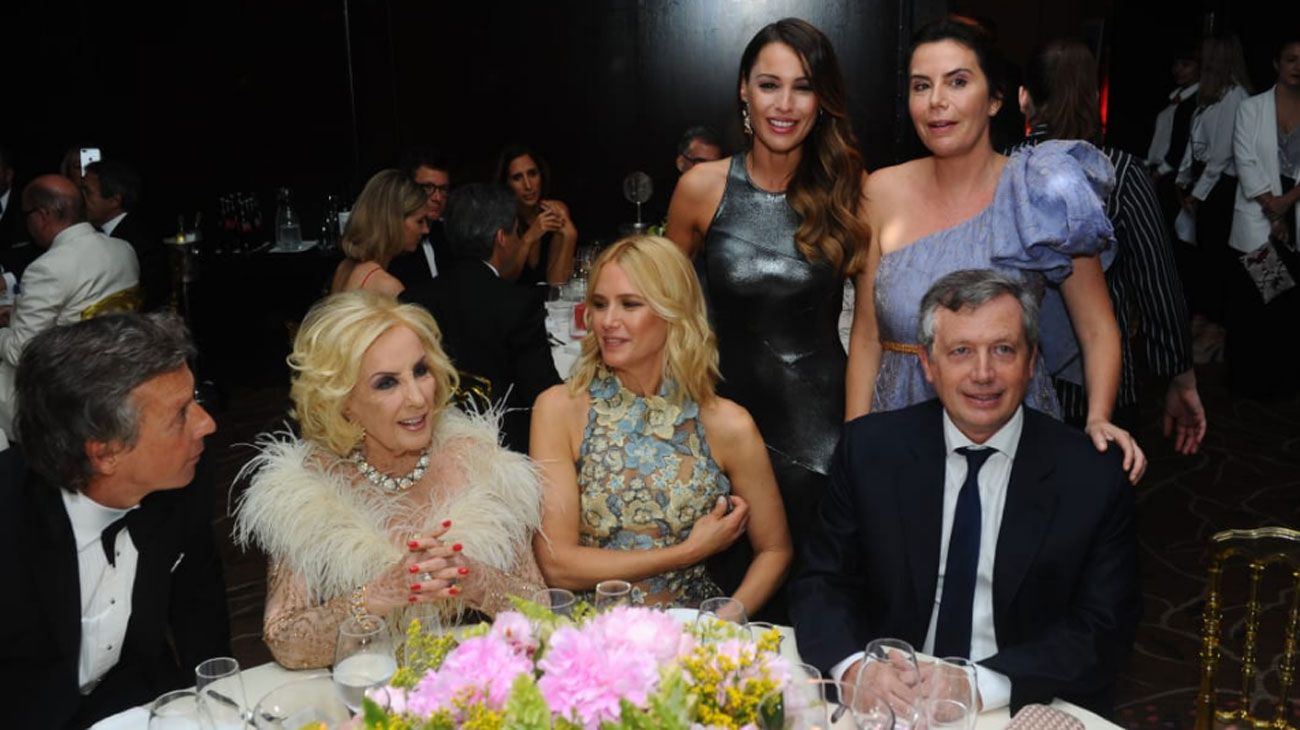 Mirtha Legrand junto a Pampita Ardohain , Valeria Mazza y Emilio Monzó en la mesa principal de la gala a beneficio del Hospital Austral.