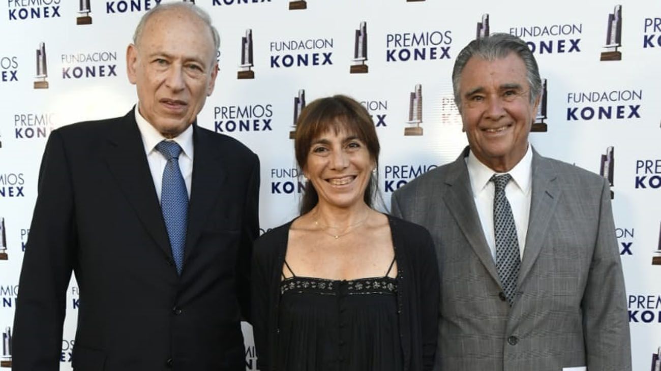 Luis Ovsejevich junto a Fundación Leer ganadora del Premio Konex de Platino-Entidades Culturales