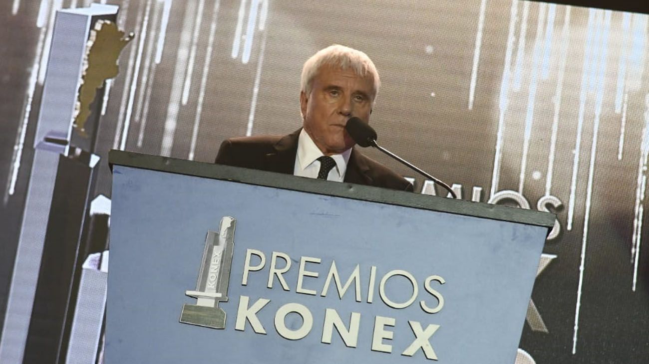 Fernando Bravo en la conducción de los Premios Konex 2018.