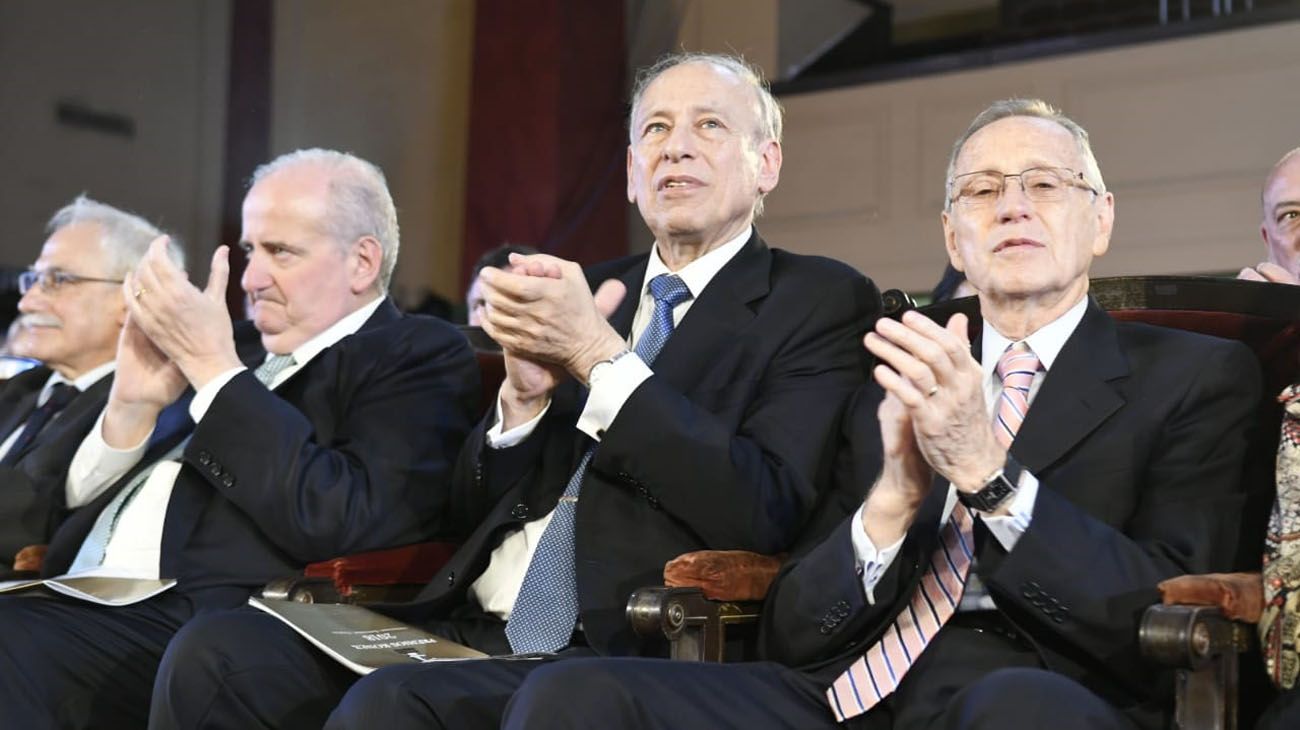 Luis Pagani con el presidente de la Fundación Konex, Luis Ovsejevich y Adalberto Rodríguez Giavarini