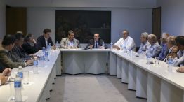 El ministro de Producción, Dante Sica, y el secretario de Trabajo, Jorge Triaca durante la reunion que mamtuvieron con la CGT y empresarios.