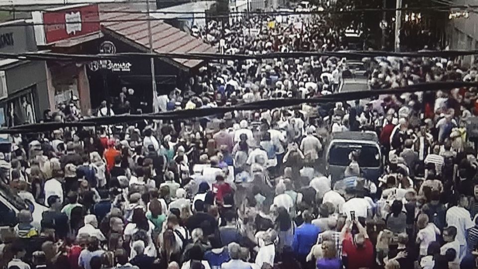 Los manifestantes se movilizaron en el boulevard Ballester y Alvear, a metros de la comisaría 2da.