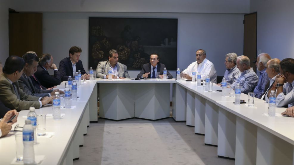 El ministro de Producción, Dante Sica, y el secretario de Trabajo, Jorge Triaca durante la reunion que mamtuvieron con la CGT y empresarios.