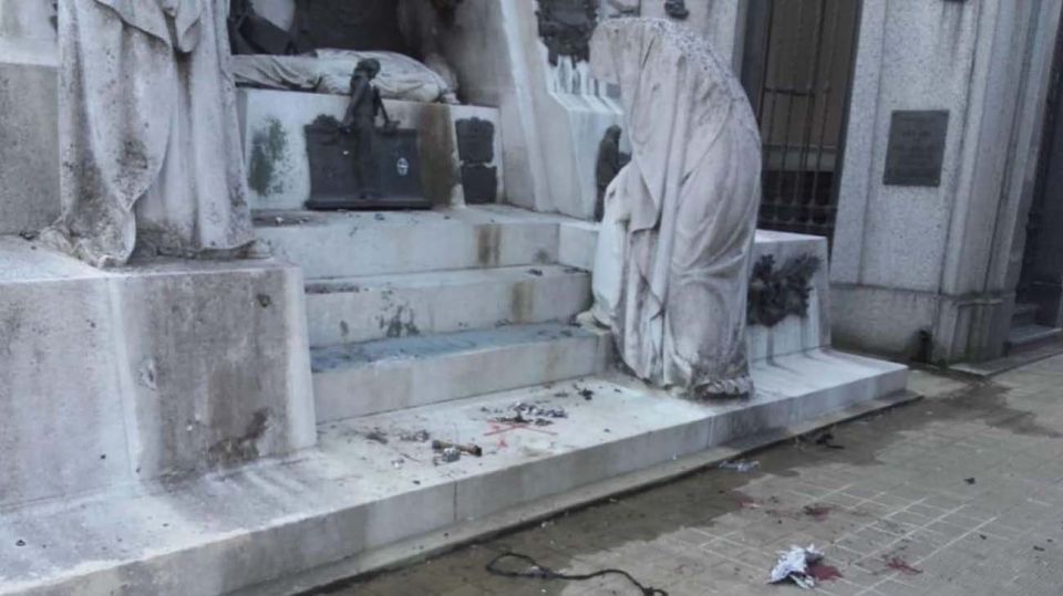 mausoleo-Ramón-Falcón-cementerio-Recoleta