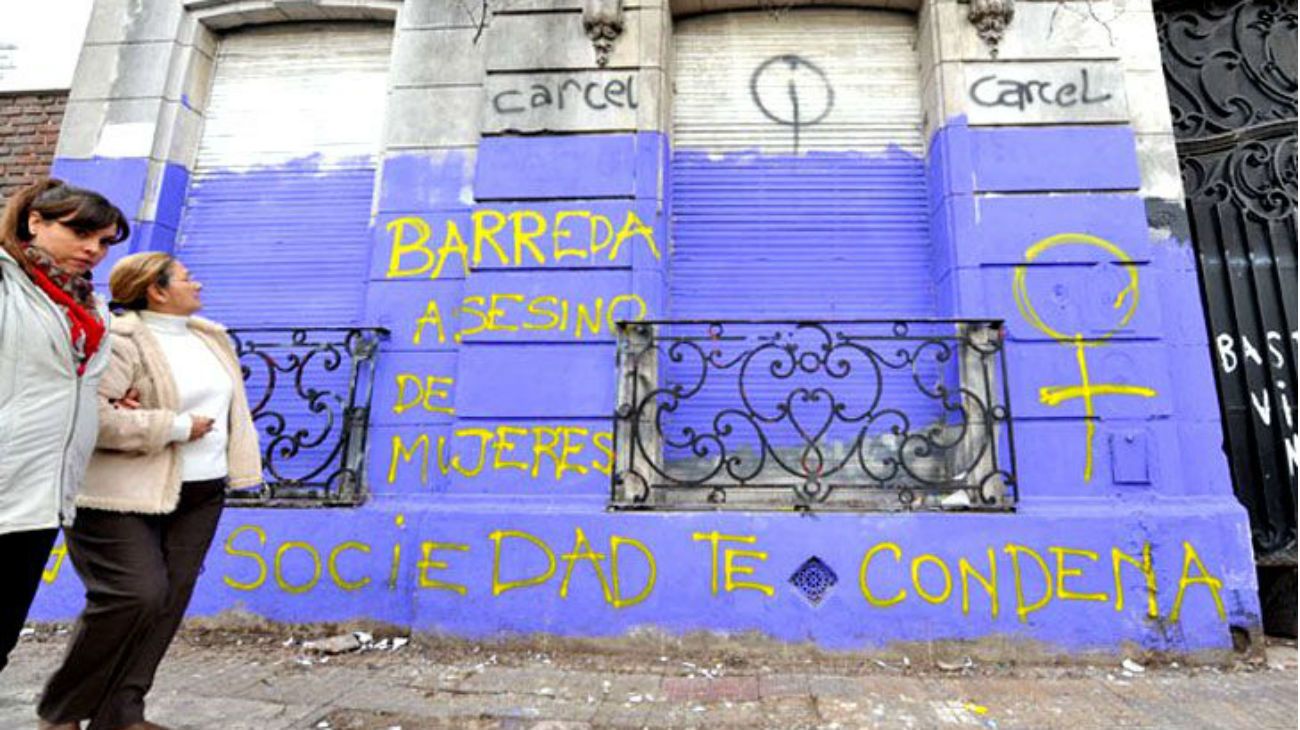 Imagen de archivo | Frente de la casa de Ricardo Barreda, el cuádruple asesino de La Plata, con grafitis.