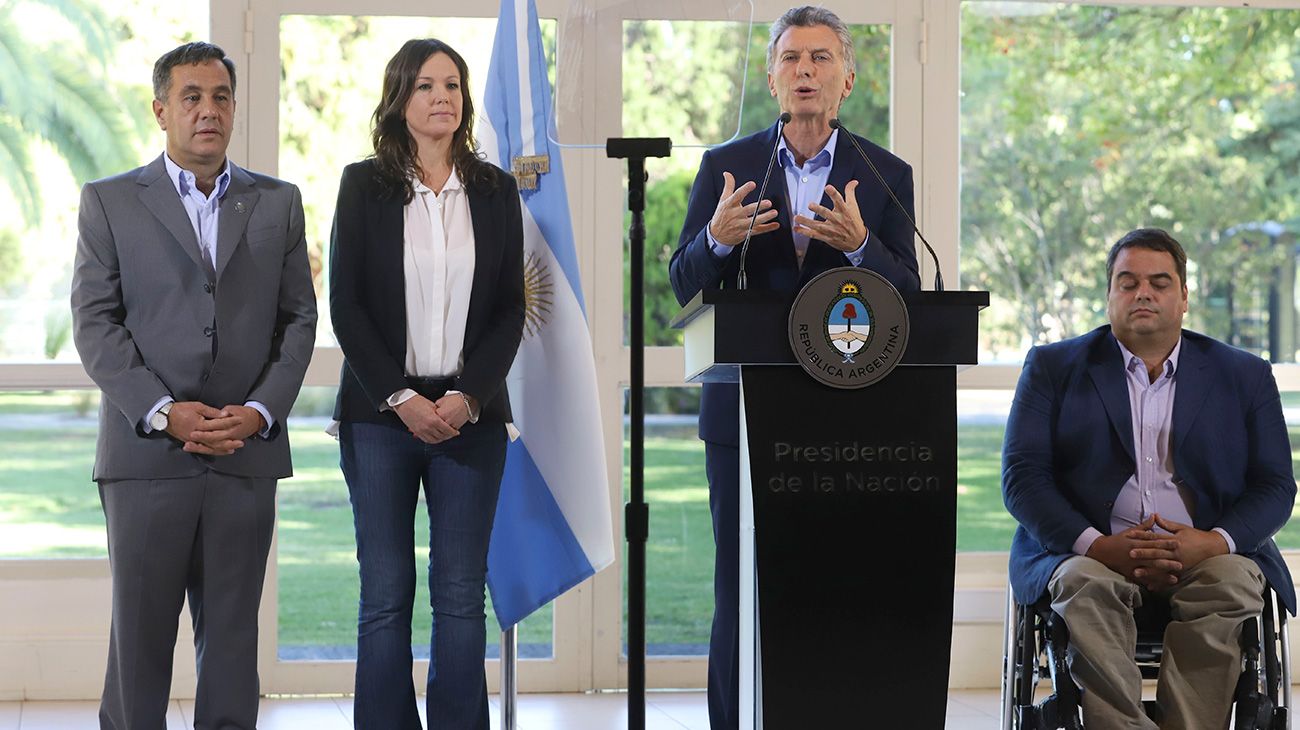 Jorge Triaca junto al presidente Mauricio Macri en una declaración a la prensa, además participaron Alejandro Finocchiaro, Carolina Stanley, y Emilio Basavilbaso.