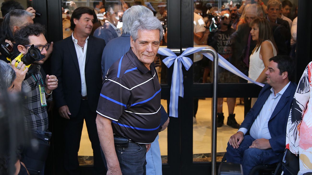 Jorge Triaca junto a sindicalistas en la reinaguración del sanatorio Antartida. 