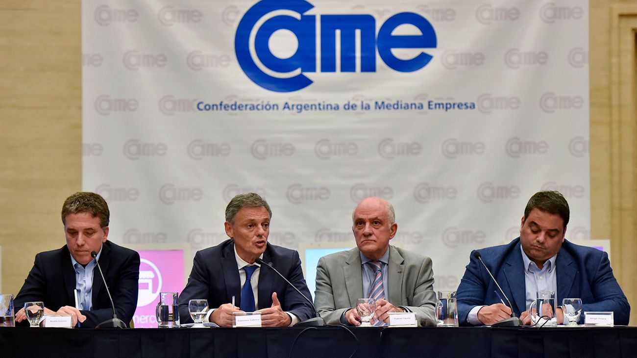 Jorge Triaca, Nicolás Dujovne, Francisco Cabrera, exponen ante la Confederación Argentina de la Mediana Empresa. 