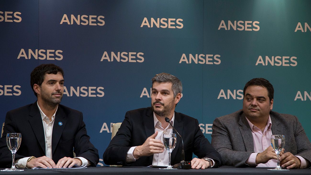 Jorge Triaca, Marcos Peña, y Emilio Basavilbaso en una conferencia de prensa en la sede de la ANSeS. 