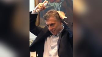 Macri colocandose un producto para el pelo 11142018