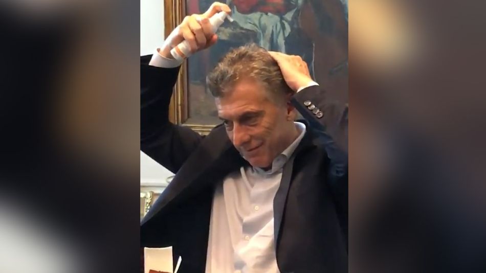 Macri colocandose un producto para el pelo 11142018