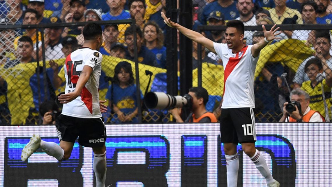 River Plate's Gonzalo Martínez (right) and teammate Exequiel Palacios celebrate an own goal by Boca Juniors' Carlos Izquierdoz during their first leg match of the Copa Libertadores final, at La Bombonera stadium, on November 11, 2018.