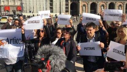 Protesta. Manifestantes con algunos de los insultos recibidos del vicepresidente del gobierno.
