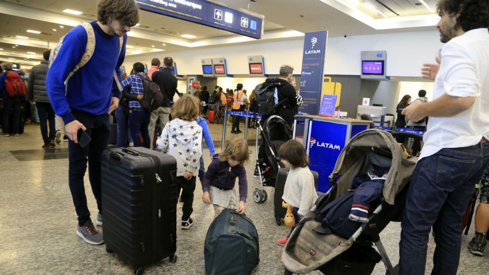 Los vuelos cancelados son 121, afectando a 14.500 pasajeros, todos de Aerolíneas Argentinas y Austral.