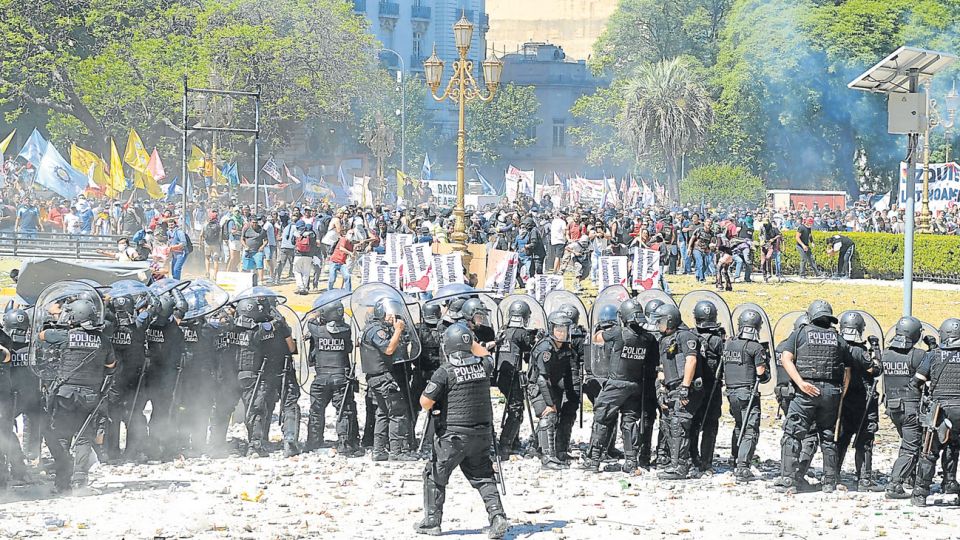 Imagen. Hay quienes ven con temor bandas violentas de sicarios enmascarados. Otros, policías armados que atacan a ciudadanos que reclaman porque tienen hambre.
