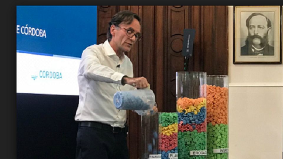 DIDACTICO. El ministro Osvaldo Giordano ensayó una original forma de exponer ante la opinión pública la forma en que se compondrán los ingresos y los gastos del Presupuesto 2019.
