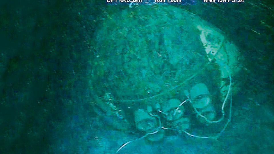Primeras imagenes. En la conferencia de prensa de ayer, el ministro de Defensa y miembros de la Armada mostraron las capturas de la sección de proa (A), la hélice (B) y la vela (C) del submarino que yacen en el fondo del océano Atlántico.