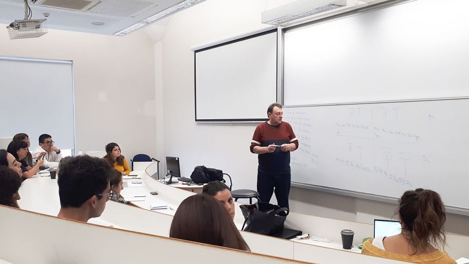 Aprendizaje. El experto en políticas educativas Mariano Narodowski frente a un grupo de profesionales de diferentes áreas de trabajo en las aulas de la UTDT.