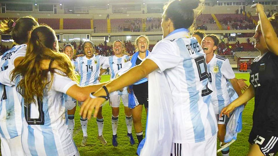 Selección. Así festejaron las chicas después de clasificarse al Mundial de Francia 2019.