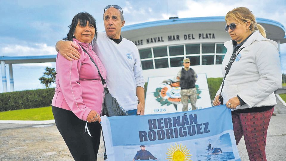 Banderas. Familias de los 44 tripulantes del submarino, se manifestaron ayer en la base naval