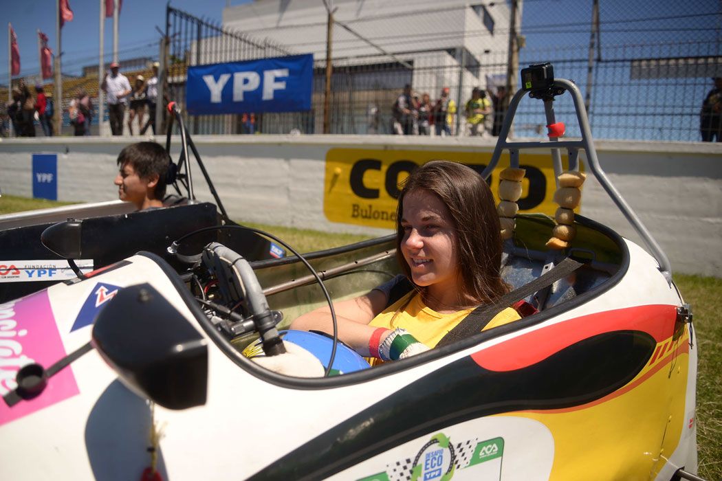 Chicas al volante. Muchas jóvenes se animaron a manejar los autos ecológicos.