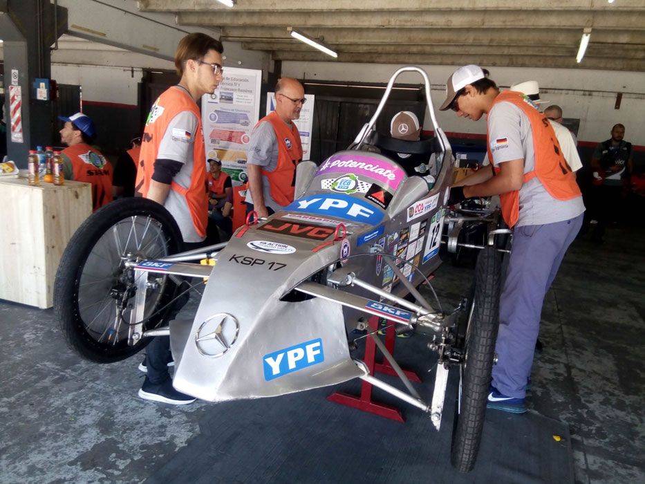 Los boxes del autódromo porteño se convirtieron en epicento de los jóvenes estudiantes secundarios. 