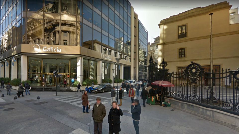 En la casa matriz del Banco Galicia, a dos cuadras de la Casa Rosada, al menos unas 2.000 personas fueron evacuadas.