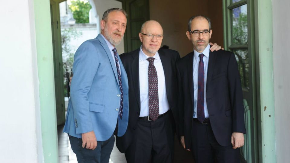 Edi Zunino, editor de Noticias; Jorge Fernandez Díaz, escritor y periodista; y Gustavo González, Presidente y CEO de Editorial Perfil.