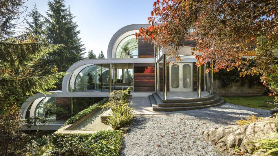 La casa tiene un poco más de 500 metros cuadrados, cuatro dormitorios y tres baños y medio. También hay una casa de huéspedes que se construyó hace seis años y agrega otros 93 metros cuadrados al área de vivienda total de la propiedad.