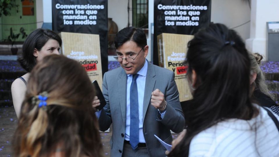 Jorge Fontevecchia dialoga durante la presentación de su libro "Periodismo y Verdad"