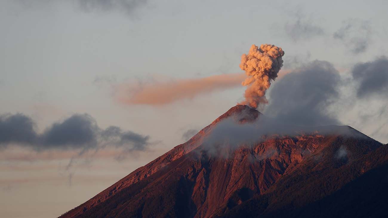 Volcan en erupción en guatemala