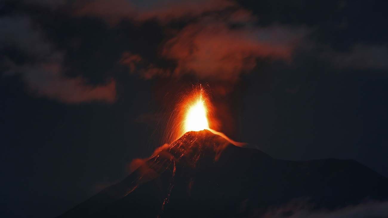 Volcan en erupción en guatemala