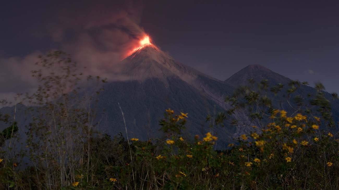 Volcan en erupción en guatemala