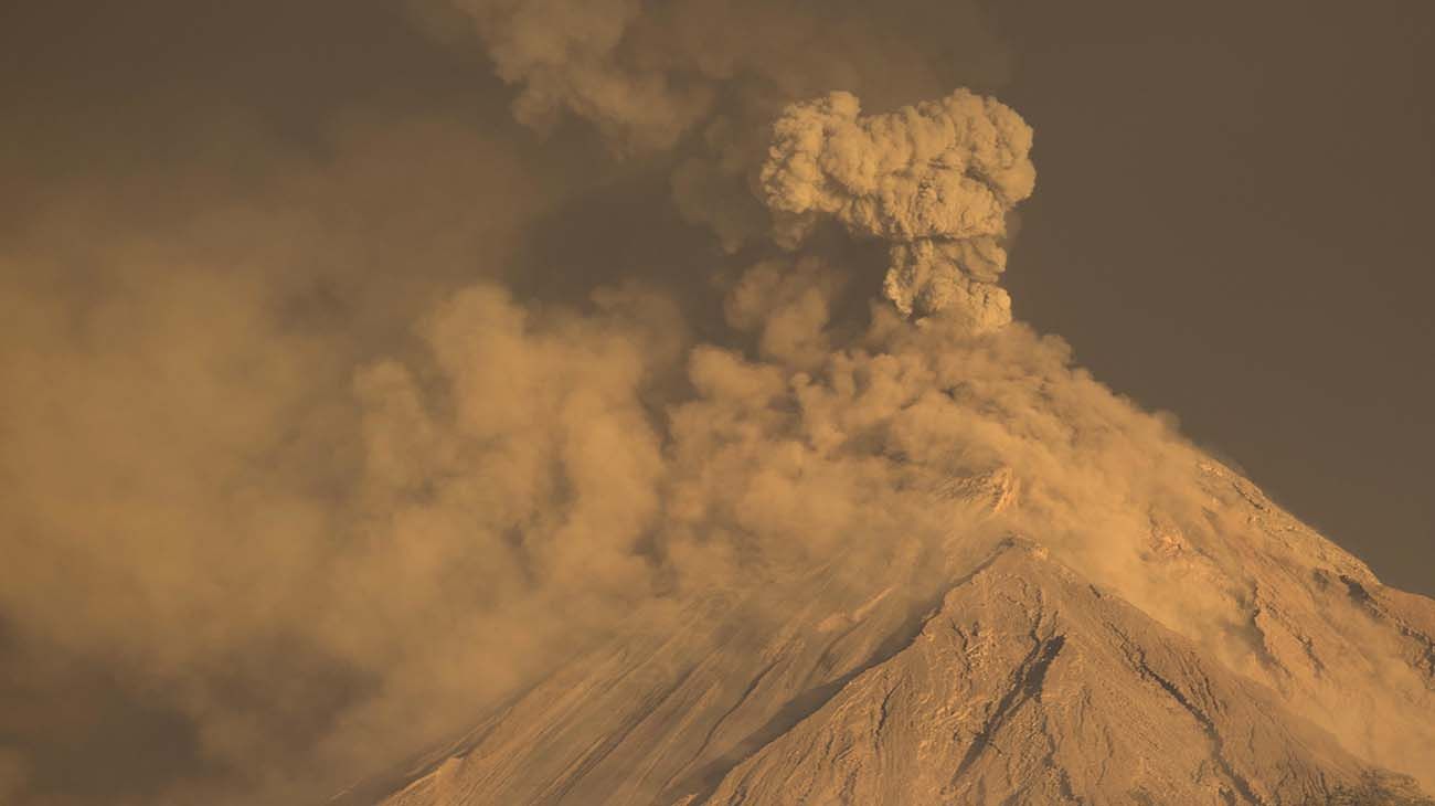 Volcan en erupción en guatemala