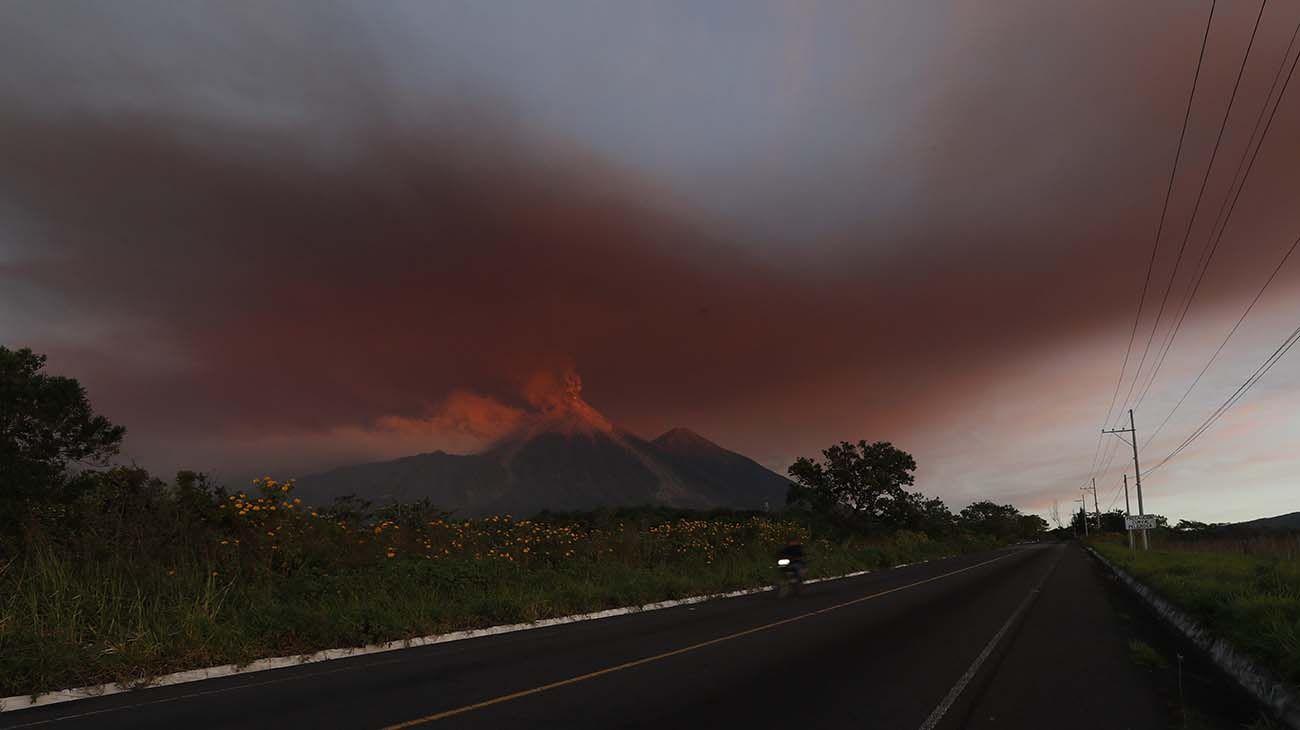 Volcan en erupción en guatemala