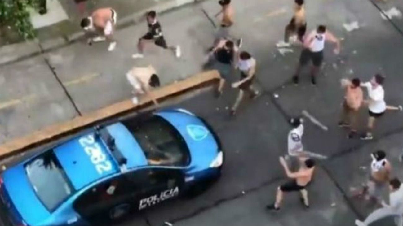 El salvajismo a pleno: barrabravas de All Boys atacan un patrullero.