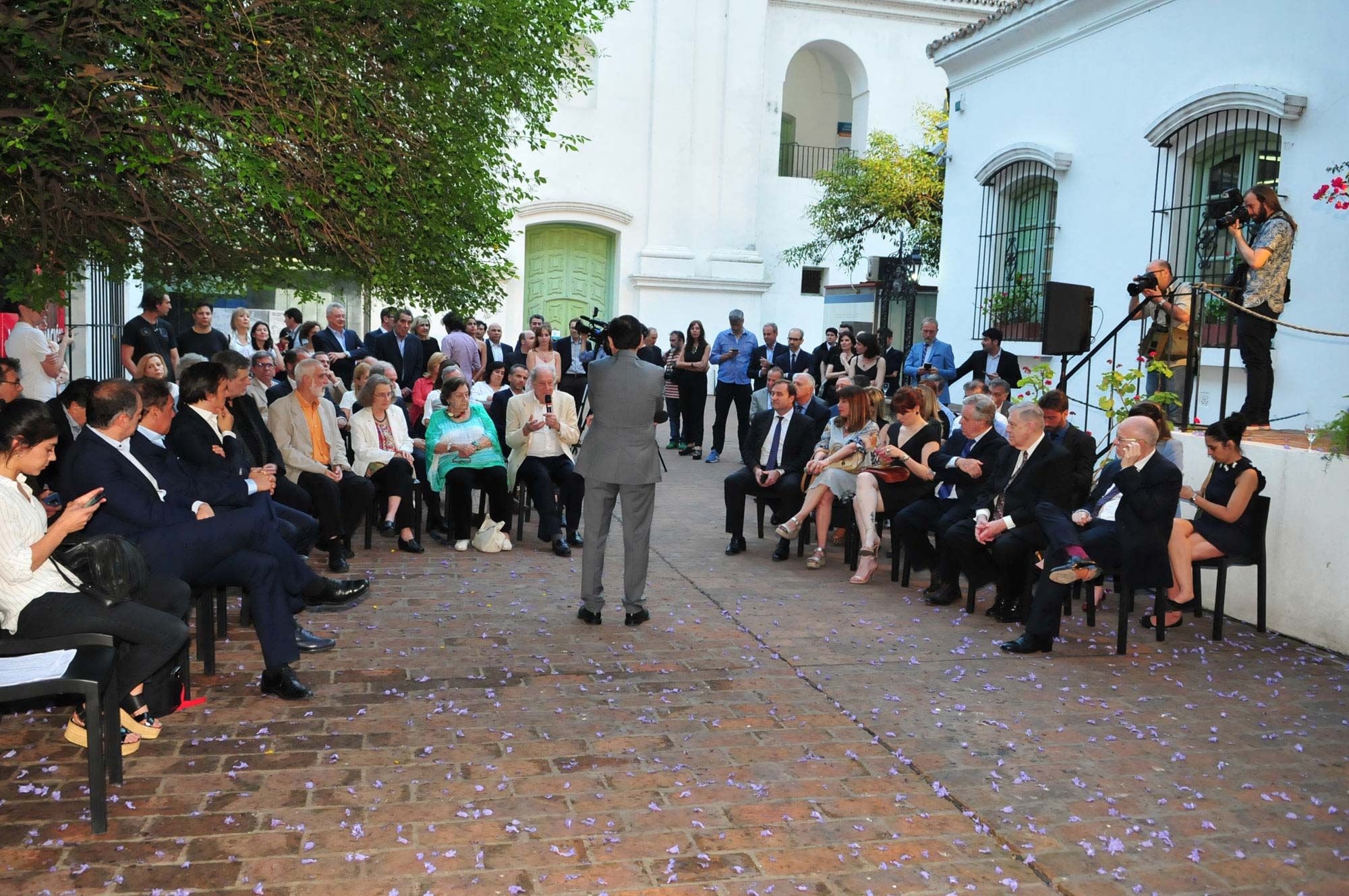 Presentación del libro de Fontevecchia, con varios oradores.