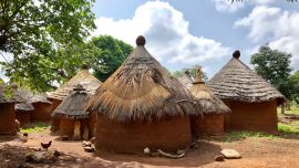 En el país africano conviven las tradiciones ancestrales con la religión católica. Pero allí se especializan en proveer todo lo necesario para la prácticas de los rituales.