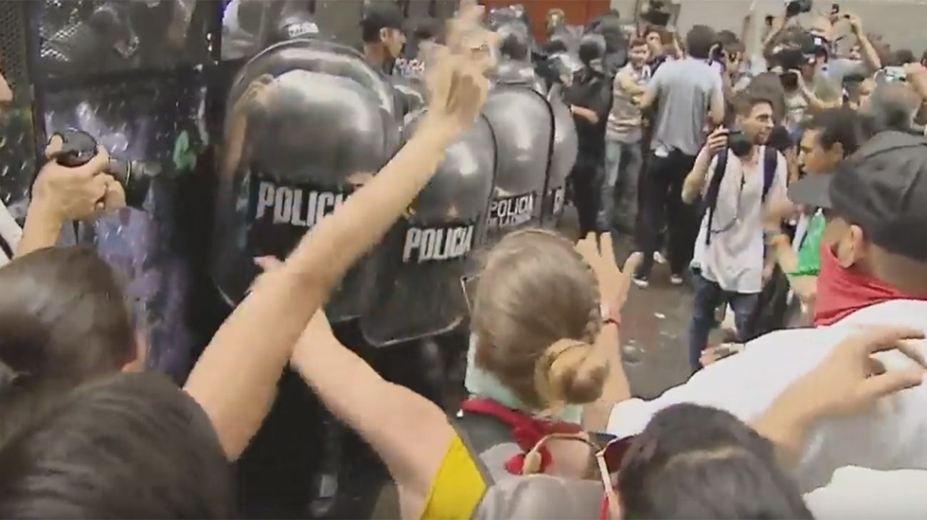 Incidentes en protesta frente a la legislatura porteña.