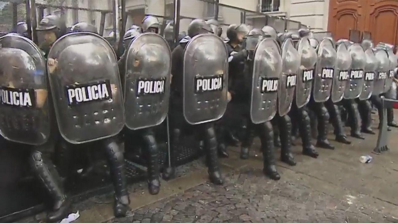 Incidentes en protesta frente a la legislatura porteña.