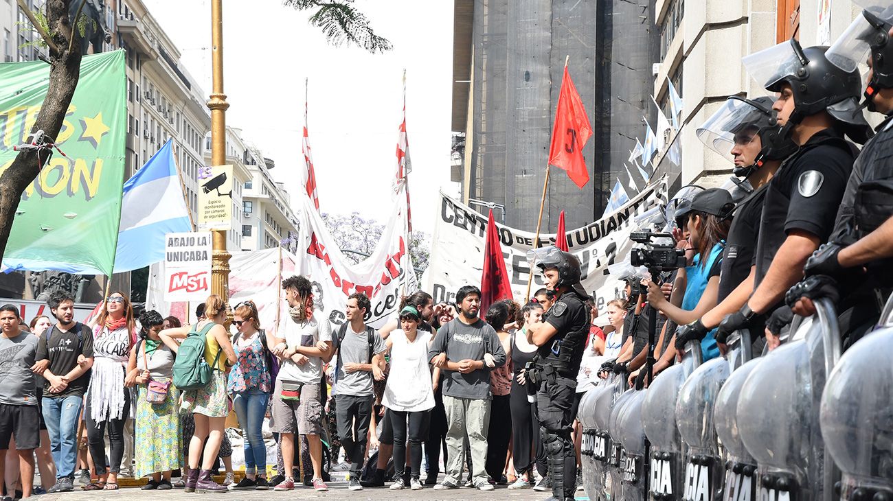 Protesta de estudiantes y docentes frente a la legislatura porteña.