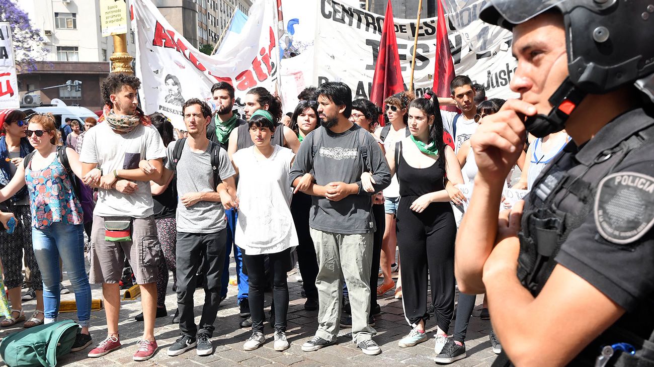 Protesta de estudiantes y docentes frente a la legislatura porteña.