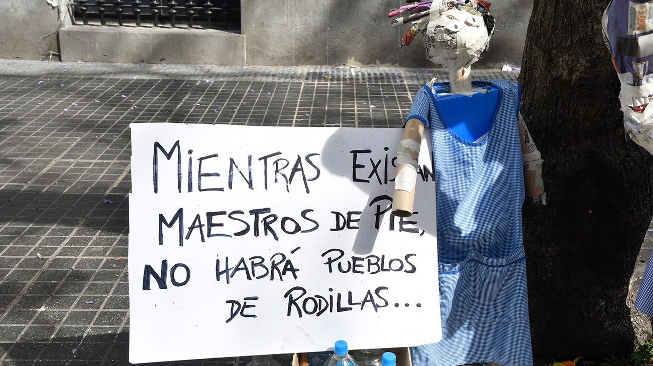 Protesta de estudiantes y docentes frente a la legislatura porteña.