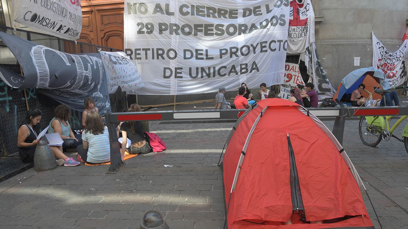 Protesta de estudiantes y docentes frente a la legislatura porteña.