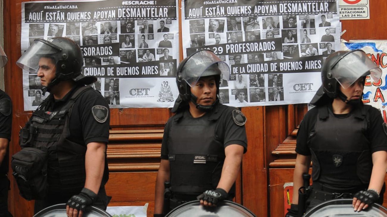 Marcha en la Legislatura por la creación de la UniCABA.