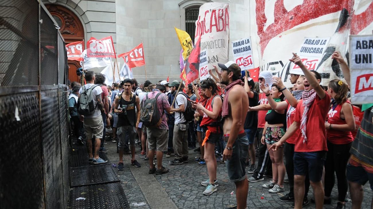 Marcha en la Legislatura por la creación de la UniCABA.